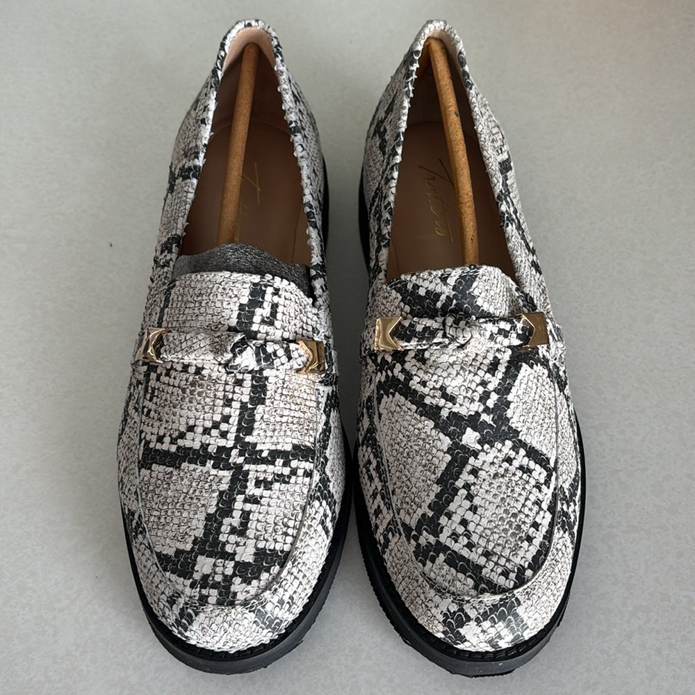 NWT/In Box Trotters Black and White Snakeskin Flats